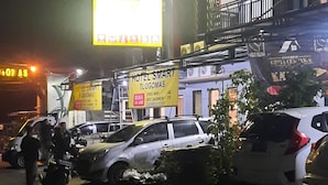 Un edifici amb un cartell de 'Hotel Smart Tlogomas' i un cartell que indica 'WiFi gratuït'.