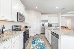 Jääkaappi, mikroaaltouuni, uuni, liesi