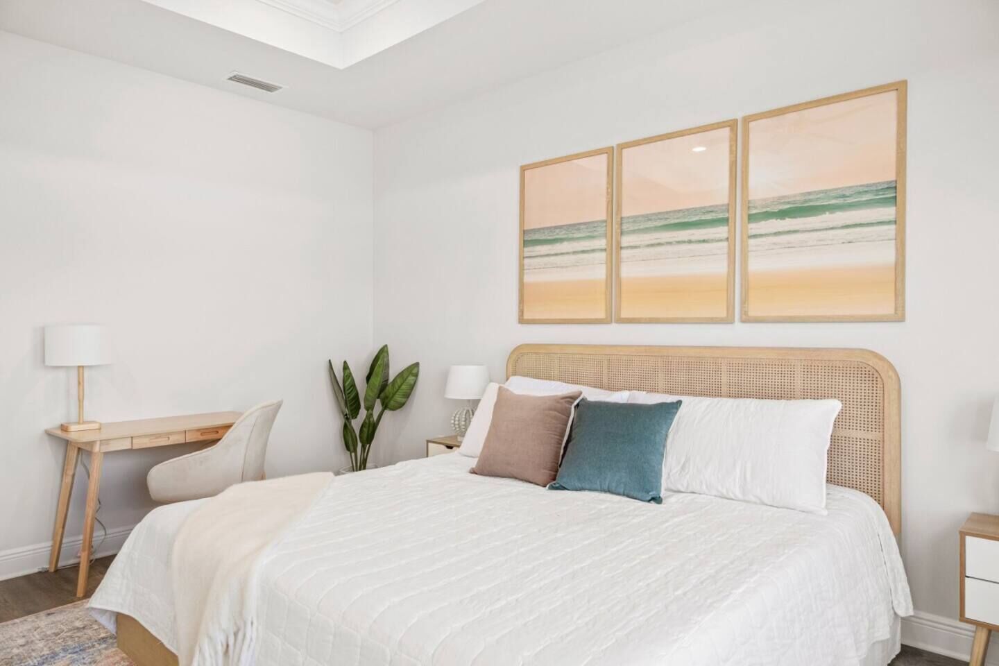 4 soverom, skrivebord, strykejern/-brett og reiseseng for barn