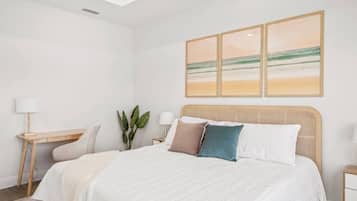 4 soverom, skrivebord, strykejern/-brett og reiseseng for barn