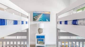 4 slaapkamers, een bureau, een strijkplank/strijkijzer, reisbedje