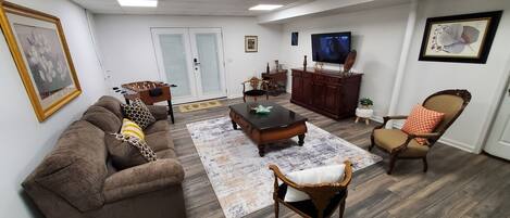 Smart TV, chimenea, futbolito y libros