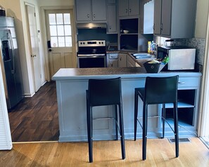 Frigorifero, microonde, forno, piano cottura