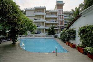 Outdoor pool, pool umbrellas - Ocean Palms Goa (Calangute)