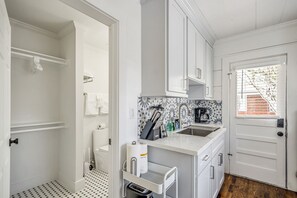 Fridge, microwave, oven, stovetop - Historic Heights Artist #3 - 5 km from FIFA Fest (Houston)