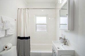 Combined shower/bathtub, hair dryer, towels, soap - Historic Heights Artist #3 - 5 km from FIFA Fest (Houston)