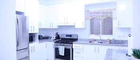 Refrigerador, microondas, horno y parrilla de estufa