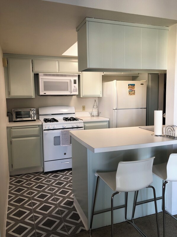 冰箱、微波炉、烤箱、炉灶