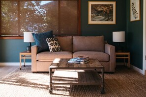 Smart-TV, Kamin, Bücher, Musikbibliothek