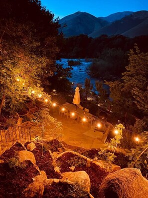 Outdoor dining - The Kern River House: Lookout House Private Riverfront Access Fireplaces Dog OK (Kernville)