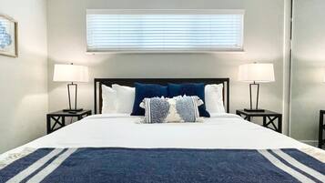 1 slaapkamer, een bureau, een strijkplank/strijkijzer, reisbedje