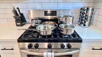 Een koelkast, een magnetron, een oven, een kookplaat