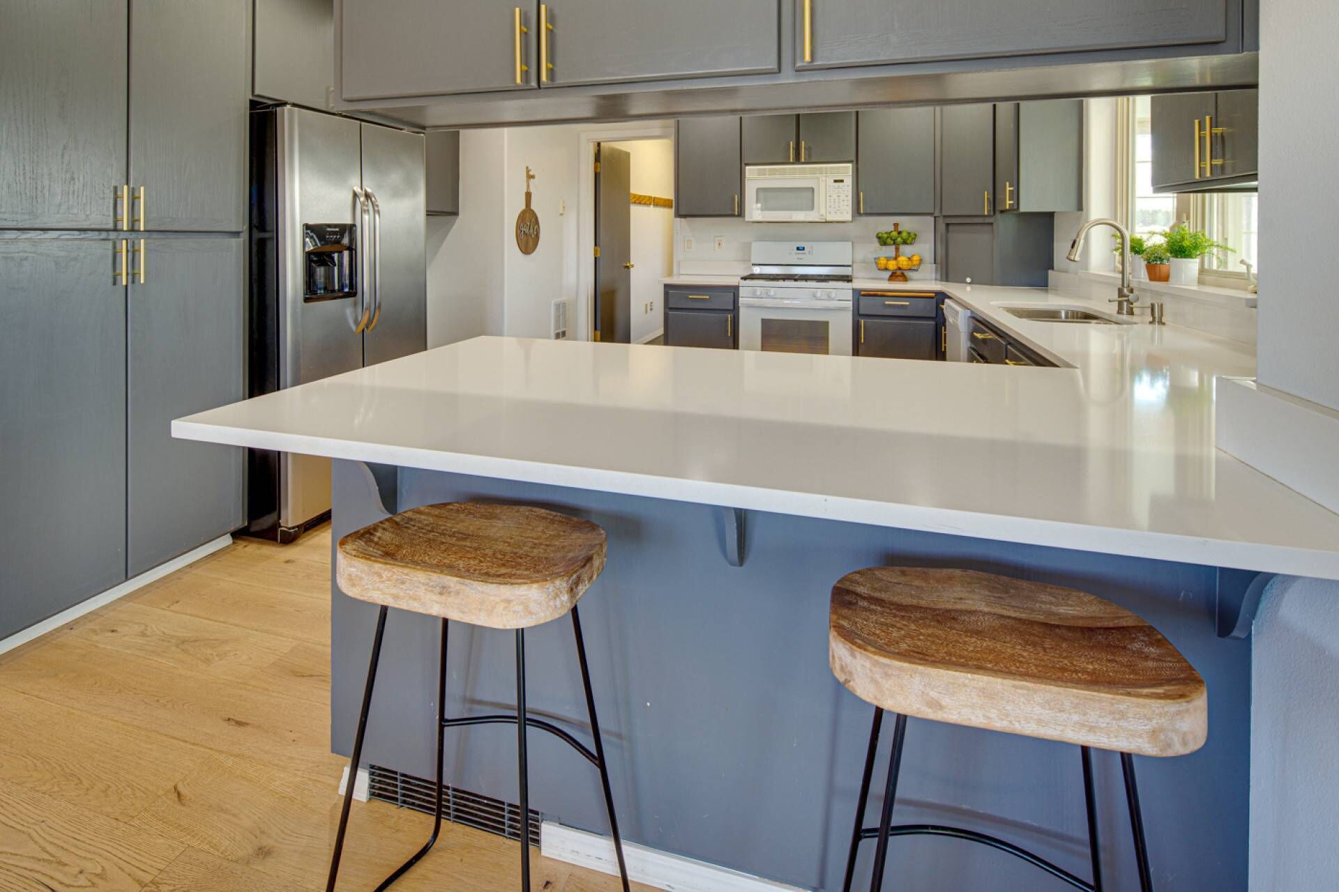 Discounted Rates! Farmhouse on 10 acres. Dog Friendly, Large Sunroom, Washer/Dryer, Garage, Porch