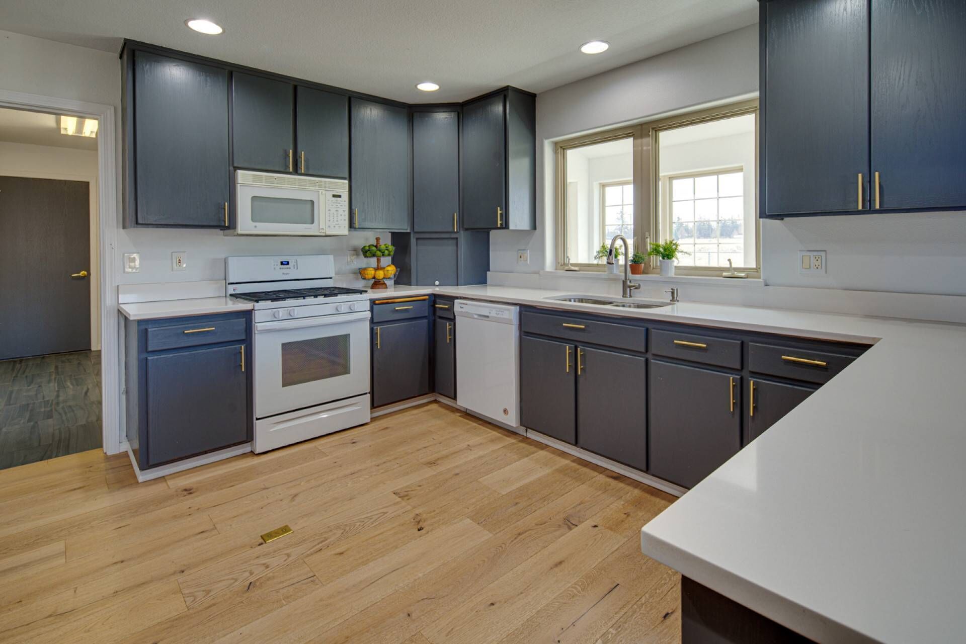 Discounted Rates! Farmhouse on 10 acres. Dog Friendly, Large Sunroom, Washer/Dryer, Garage, Porch