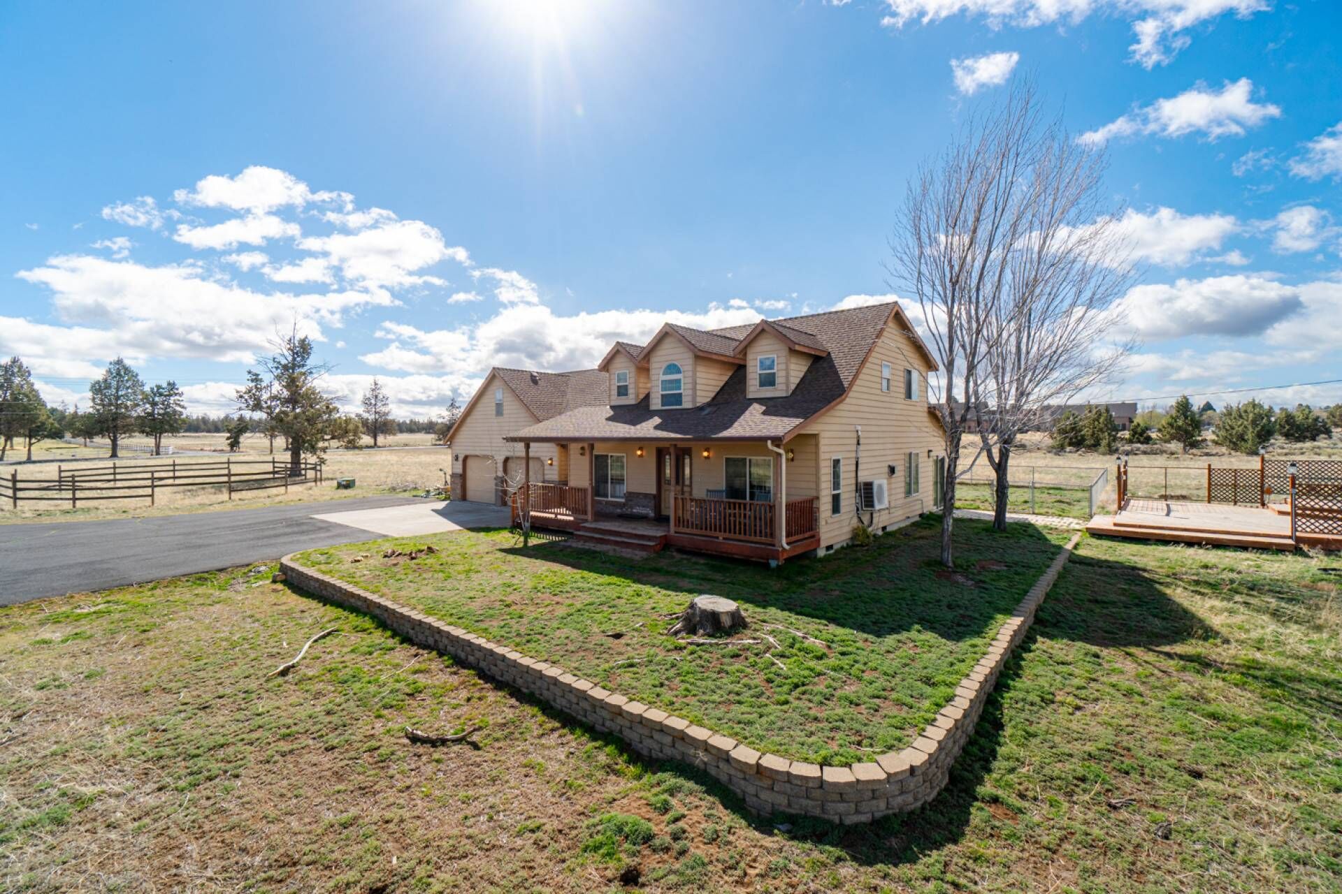 Discounted Rates! Farmhouse on 10 acres. Dog Friendly, Large Sunroom, Washer/Dryer, Garage, Porch