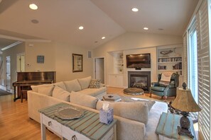 Fernseher, Kamin, DVD-Player, Stereoanlage