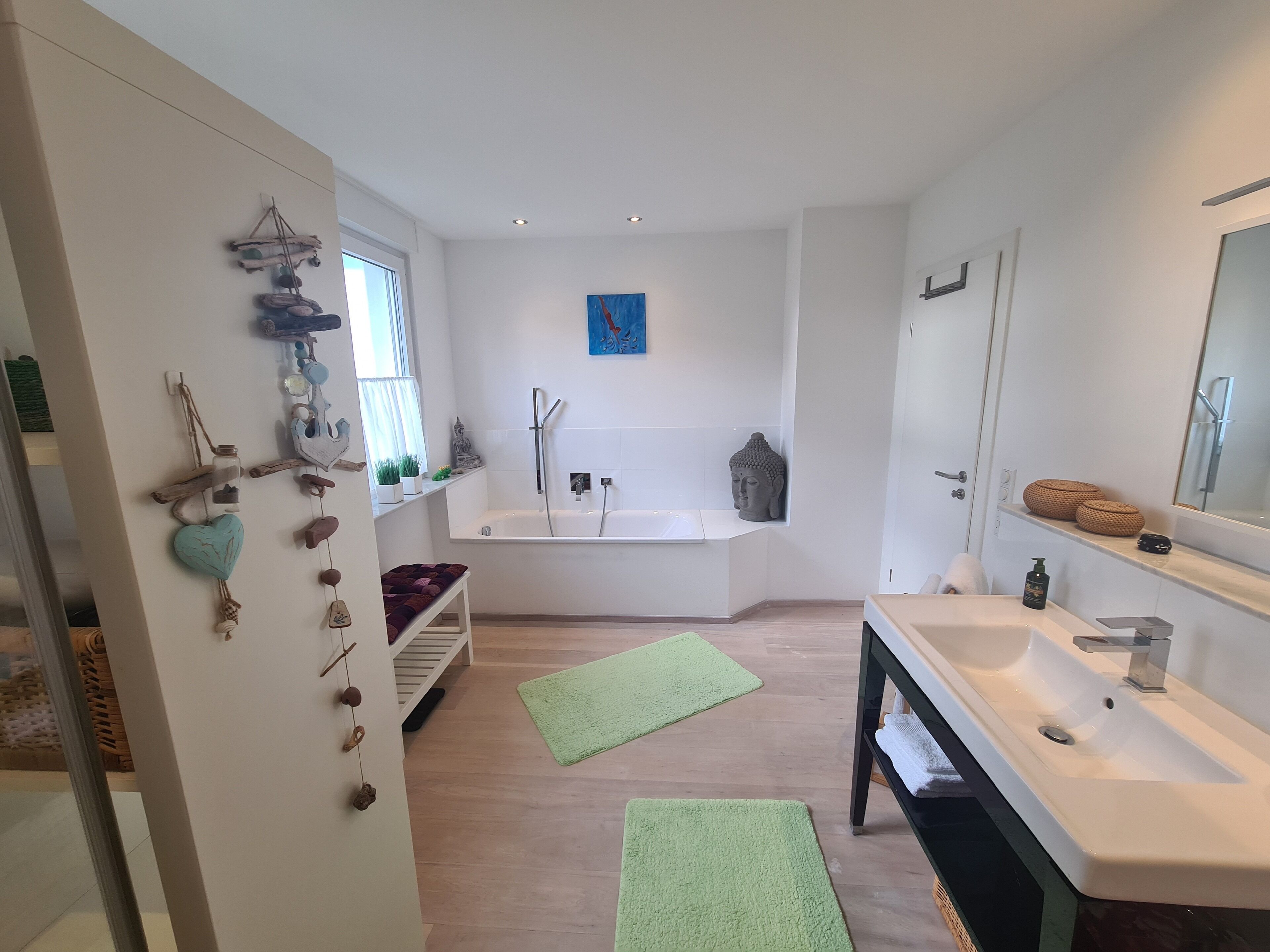 Baignoire, sèche-cheveux, serviettes fournies, savon