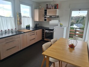 Een koelkast, een oven, een kookplaat, een vaatwasser