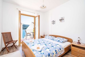 Huoneisto (Three Bedroom Apartment with Balcony ) | 3 makuuhuonetta, silitysrauta/-lauta, Wi-Fi