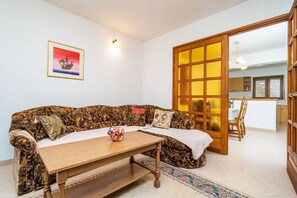 Huoneisto (Three Bedroom Apartment with Balcony ) | Olohuone | Televisio