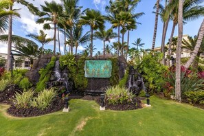 Property grounds - Oceanfront Resort, 4 Beautiful Pools  2 Jacuzzis, 3 mile stretch of Beach (Lihue)