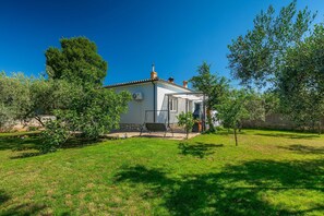 Maison (Two Bedroom Holiday Home with Terrace) | Jardin