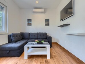 House (Two Bedroom Holiday Home with Terrace) | Living room | TV - Holiday House Chill out Loborika (Marcana)