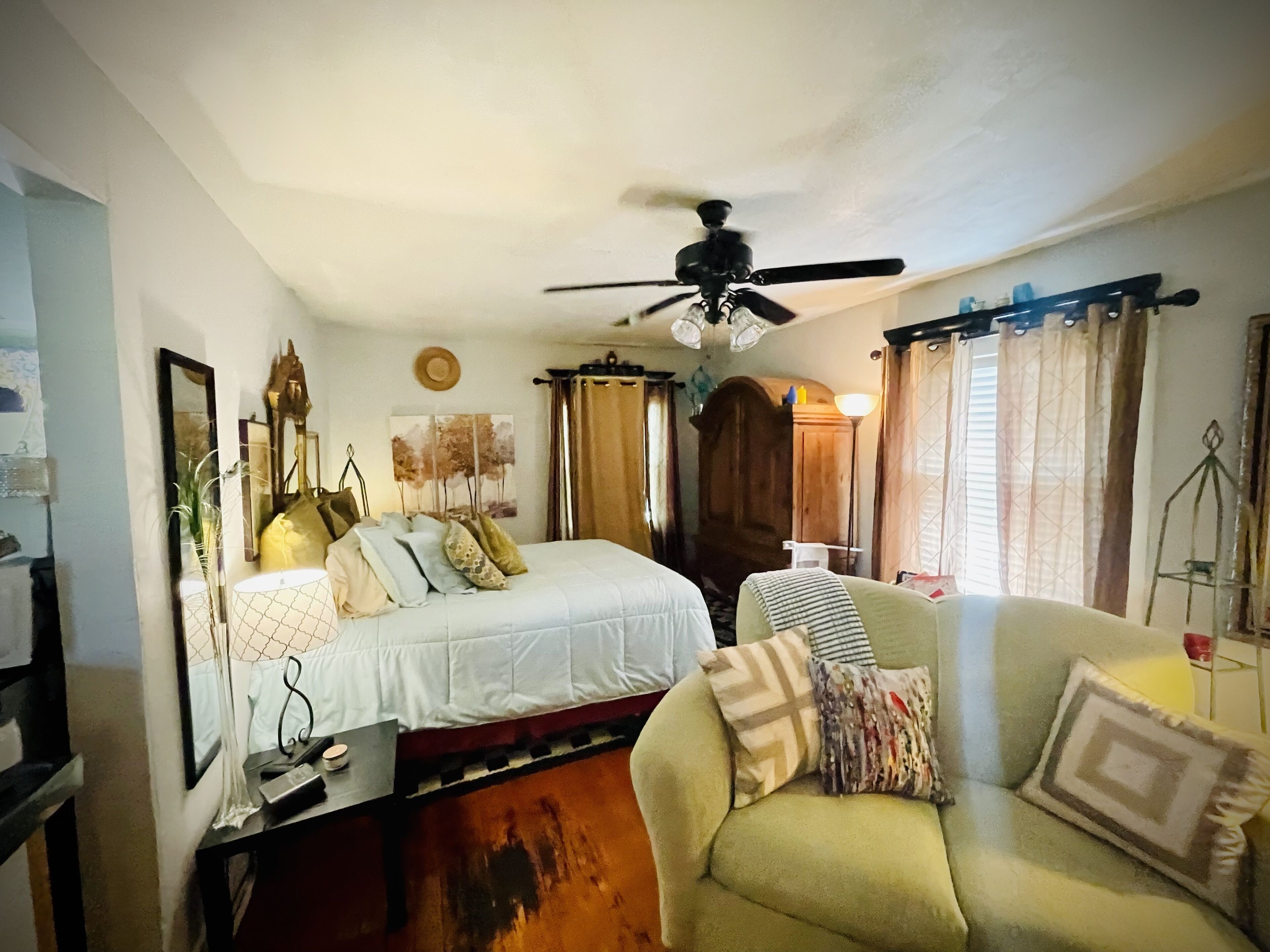 Entire Cute & Cozy Cottage with TONS of amenities - just mins. from everything!
