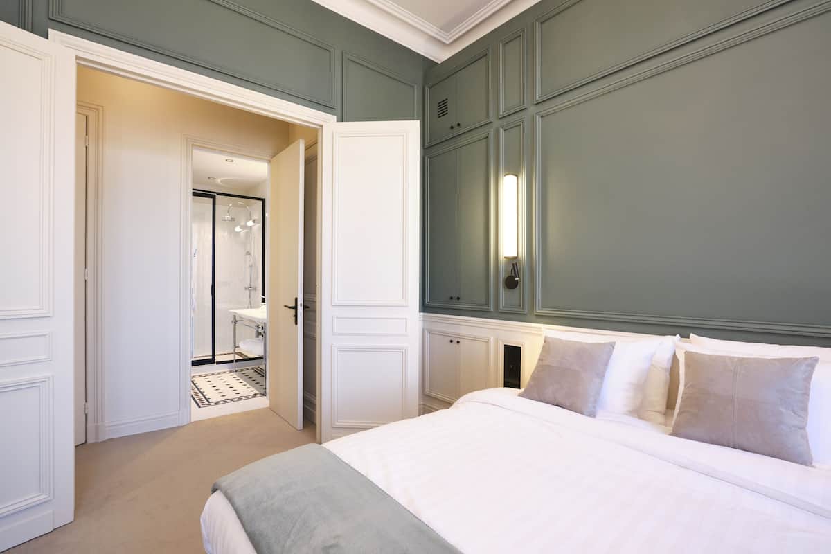 Deluxe Room | Pillow-top beds, free minibar, in-room safe, individually decorated