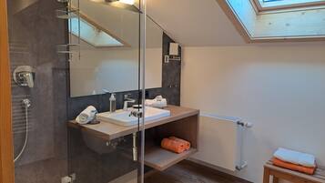 Haartrockner, Handtücher, Seife, Toilettenpapier