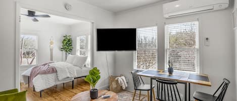 1 slaapkamer, een strijkplank/strijkijzer, wifi, beddengoed