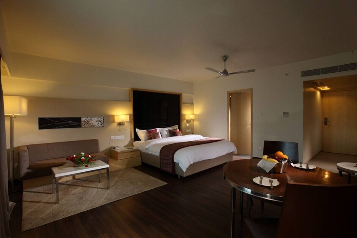 Grand Single Room | Living area | 42-inch LED TV with digital channels, TV, pay movies