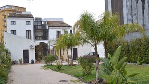 Gác, 1 phòng ngủ, hiên | Bãi đậu xe