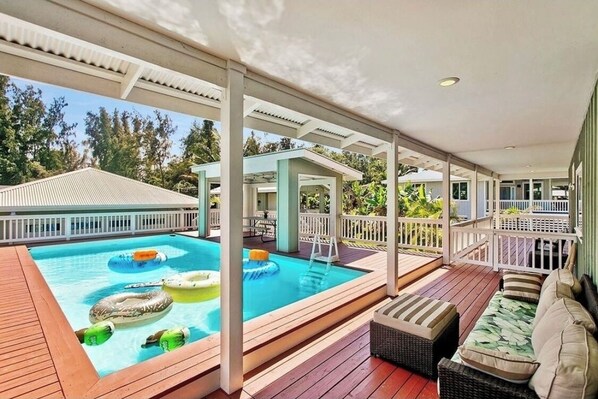 Una piscina al aire libre