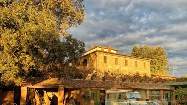 A rustic building with a dirt driveway and a vintage car parked in front. - Fattoria Santa Vittoria Apartment "lepre" (Foiano della Chiana)