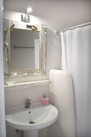 Villa, 2 chambres, fumeur, balcon | Salle de bain | Shampooing