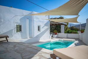 Outdoor pool - Cozy Studio for 2 Guests With 1 Child or 3 Adults - Walking Distance to Beach (Paros)