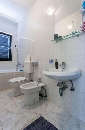 Bathroom - Aesthetic Apartment With Balcony and Sea View (Okrug)