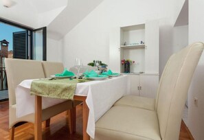 Apartment, 3 Schlafzimmer, Balkon | Esszimmer