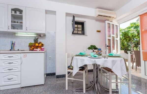 Dining room - Comfortable Apartment With Balcony and Sea View (Okrug)