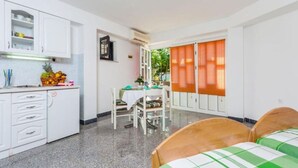 Dining room - Comfortable Apartment With Balcony and Sea View (Okrug)