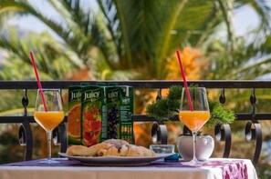 Balcony - Lavish Double Bed Room With Balcony and Sea View (Okrug)