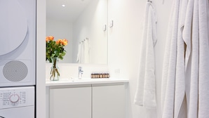 Bathroom - Cozy 2 Bedroom Apartment Close to Metro and the Inner City (Copenhagen)
