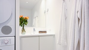 Bathroom - Cozy 2 Bedroom Apartment Close to Metro and the Inner City 2 (Copenhagen)