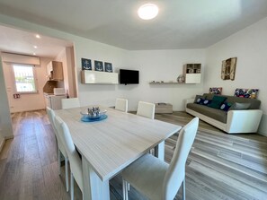 Villa, 3 Bedrooms, Balcony, Garden View | Dining room