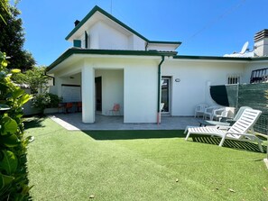 Villa, 3 Bedrooms, Balcony, Garden View | Terrace/patio