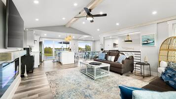 Chalet, 4 Bedrooms, Balcony, Ocean View | Living area