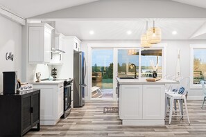 Chalet, 4 Bedrooms, Balcony, Ocean View | Private kitchen | Microwave