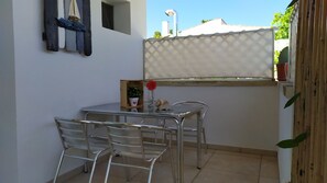 Departamento, 1 habitación, balcón, vista a la ciudad | Restaurante al aire libre