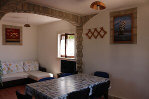 House, 2 Bedrooms, Smoking, Private Pool | Dining